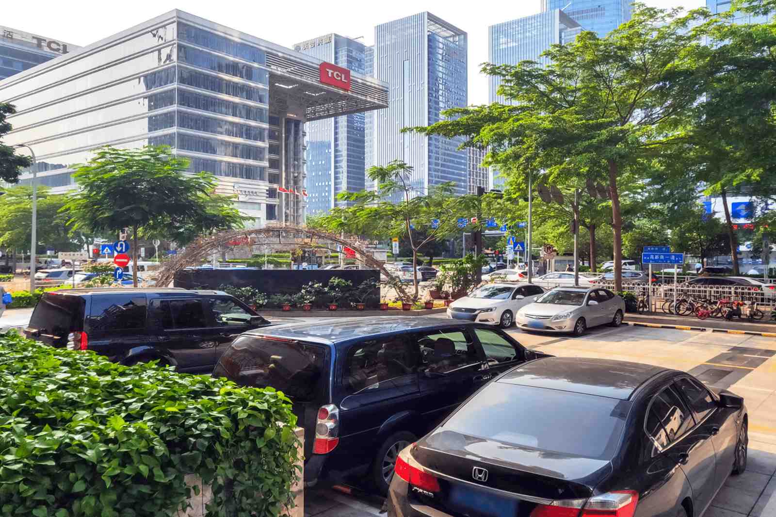 富诚科技大厦绿化步道