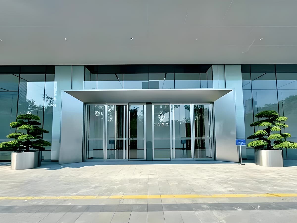 光峰科技总部大厦园区园林景观