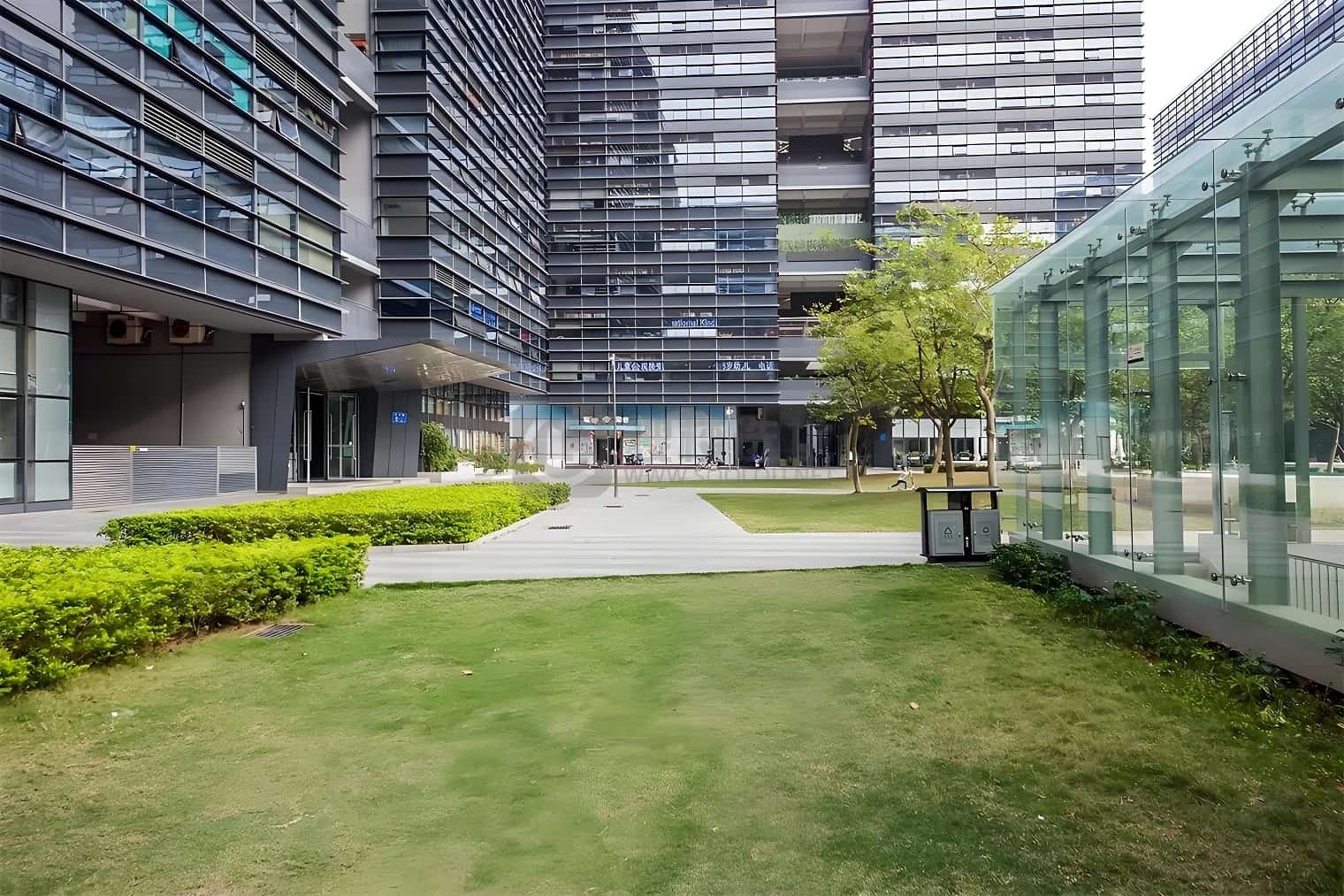 花样年美年广场绿化步道