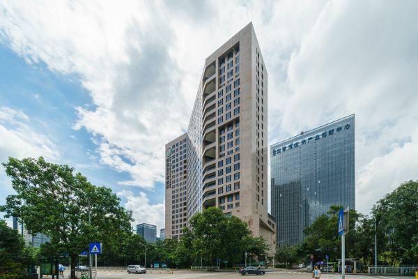 丽雅查尔顿广场主楼外观