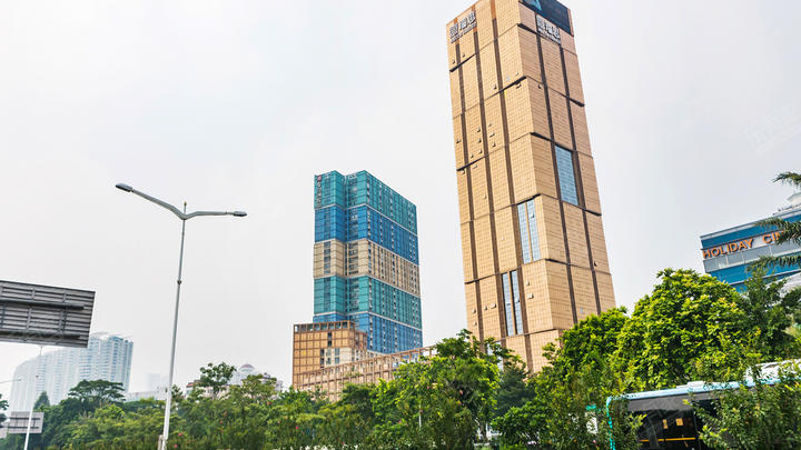 沙河世纪假日广场绿化步道