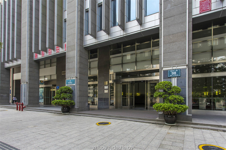 卓越大厦绿化步道